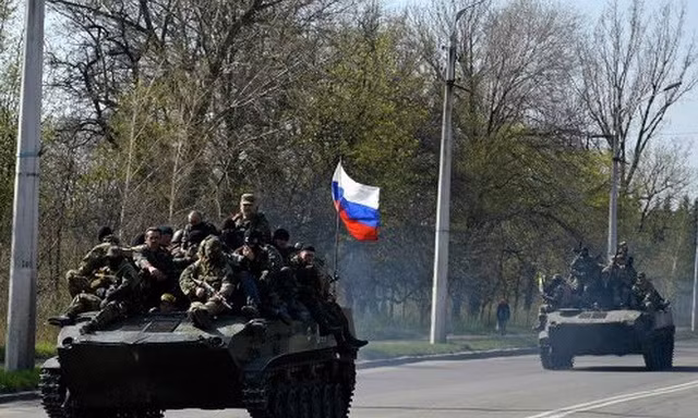 Xe bọc thép của Ukraine theo phe ủng hộ Nga. (Nguồn: Reuters)