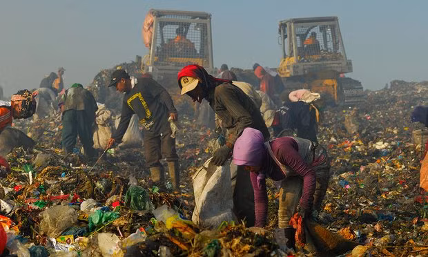 Người dân Indonesia nhặt rác ở Medan. Ảnh: SabirinManurung