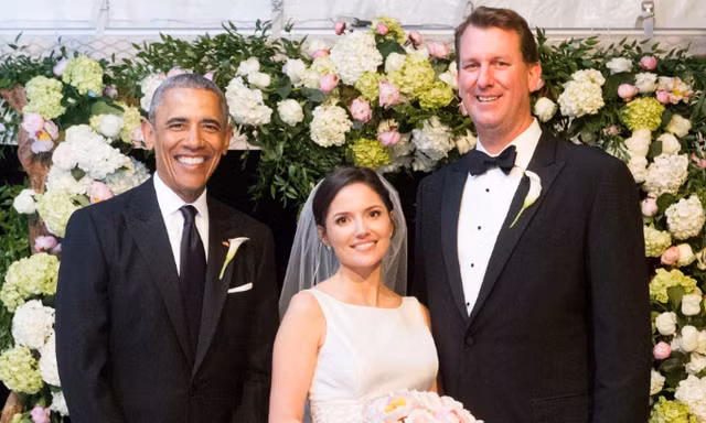 Ông Obama làm phù rể cho trợ lý thân cận. Ảnh: Twitter