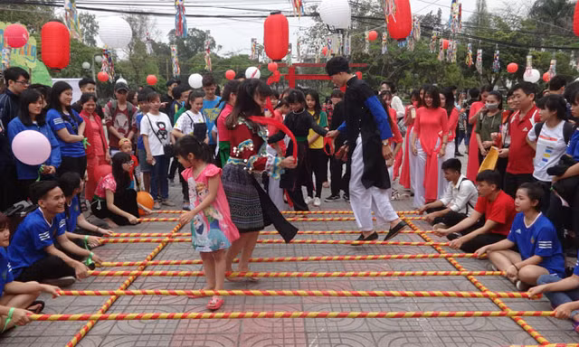 Sinh viên Việt - Nhật háo hức đi cà kheo, nhảy sạp