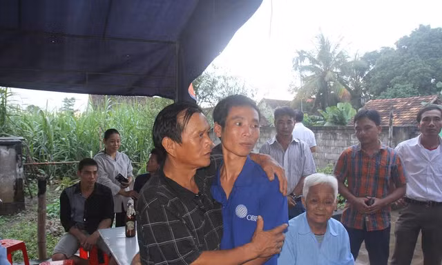 Thuyền viên Phan Xuân Phương (áo xanh) trở về bên gia đình.