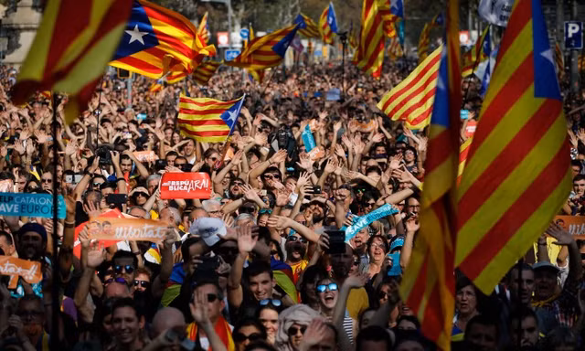 ‘Đòn’ ra tay đầu tiên của Madrid trước việc tuyên bố độc lập của Catalonia