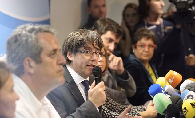 Lãnh đạo vừa bị cách chức của Catalonia Carles Puigdemont phát biểu trong cuộc họp báo ở Bỉ và 31/10. Ảnh: AP