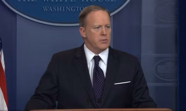 Thư ký Báo chí Nhà Trắng Sean Spicer tại buổi họp báo vào ngày 10/4. Ảnh: AP
