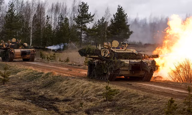 Xe tăng M1 Abrams do Mỹ sản xuất tập trận gần biên giới Nga. Ảnh: Sputnik