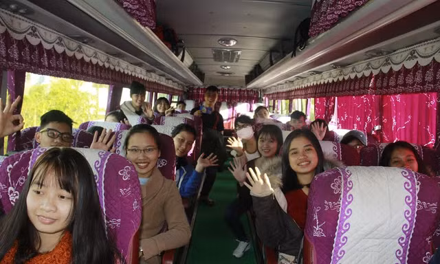 Sinh viên vui vẻ lên xe về quê đón năm mới. Ảnh: Thanh Trần.
