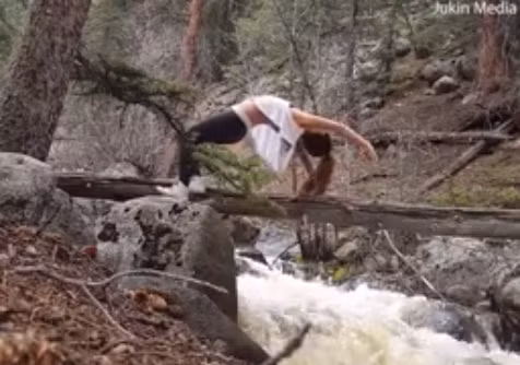 ‘Sống ảo’ tập yoga trên cầu độc mộc, cô gái ngã lộn cổ xuống sông