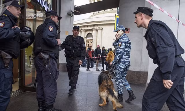 Lực lượng an ninh tiến hành sơ tán người dân tại Saint Petersburg, Nga. Ảnh: Sputnik