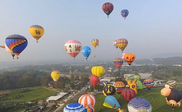22 cặp đôi trên khắp Thái Lan cùng trao lời hẹn thề trăm năm giữa không trung trên khinh khí cầu.