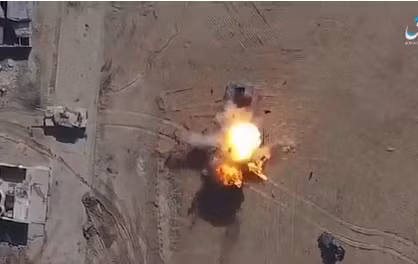 Mục kích thiết giáp Iraq nổ tung vì trúng bom từ UAV của IS