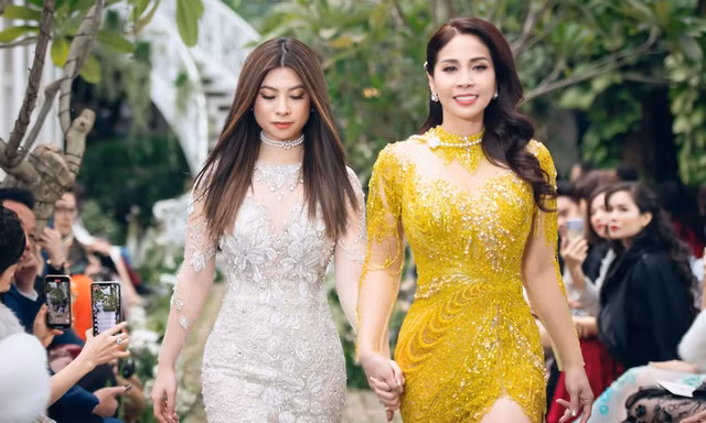 Sau hơn 10 năm xa cách, Lý Hương và con gái đã được nắm tay nhau trên sàn catwalk