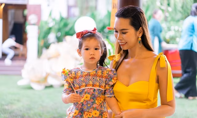 Dù lấy chồng ngoại quốc, “nàng siêu mẫu thông minh” muốn con gái lớn lên như cô gái Việt