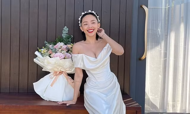 Kỷ niệm 1 năm kết hôn, Tóc Tiên mặc lại váy cưới cũ khoe khéo vòng 1 căng đầy