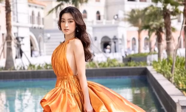 Hoa hậu Đỗ Mỹ Linh nói gì khi bị nghi "lộ hàng" vì chiếc váy quá táo bạo?
