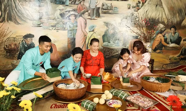 Vợ chồng Khánh Thi dạy hai con gói bánh chưng để tận hưởng không khí Tết cổ truyền