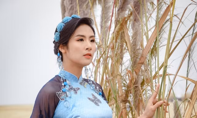 Thiết kế áo dài từ lâu nhưng mãi bây giờ, Ngọc Hân mới mời được người đặc biệt này tới xem