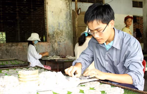 Nguyễn Tấn Phong làm thêm ở xưởng cá với hy vọng kiếm đủ tiền nhập học