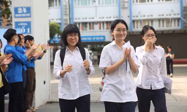 Thí sinh vui vẻ ra khỏi phòng thi môn Toán. Ảnh: Trọng Tài