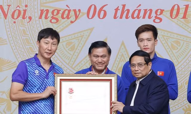 Đội tuyển Việt Nam nhận thưởng Huân chương Lao động hạng Nhất