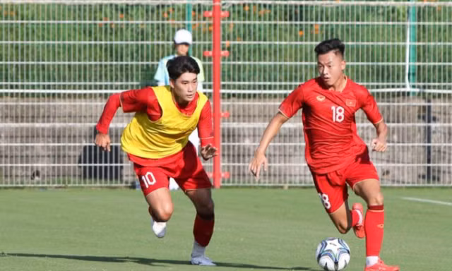 Nhâm Mạnh Dũng vắng mặt ở 2 trận đấu của Olympic Việt Nam tại Asiad 19 vì đau mắt (ảnh Anh Đoàn)