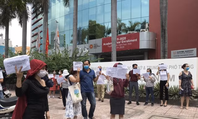 Phụ huynh VAS kéo nhau đến trường phản ứng học phí