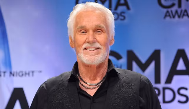 Huyền thoại âm nhạc Kenny Rogers qua đời ở tuổi 81. 