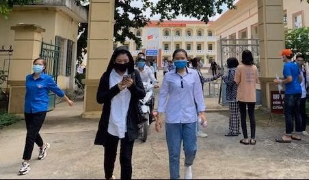Thí sinh ra khỏi phòng thi tại điểm thi trường THPT Thanh Hà, Huyện Lạc Thủy, Hòa Bình. Ảnh: Đỗ Hợp