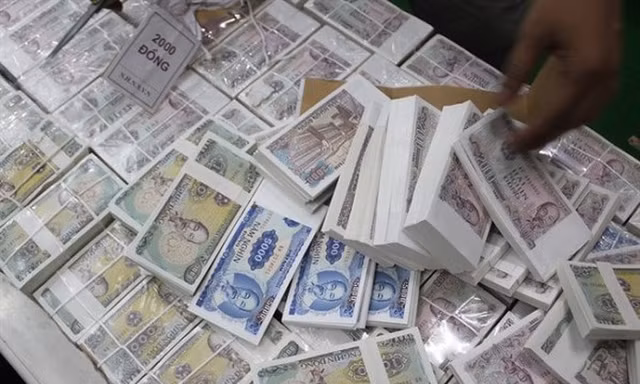 Tiền lẻ giá cao ngất ngưởng vào mùa