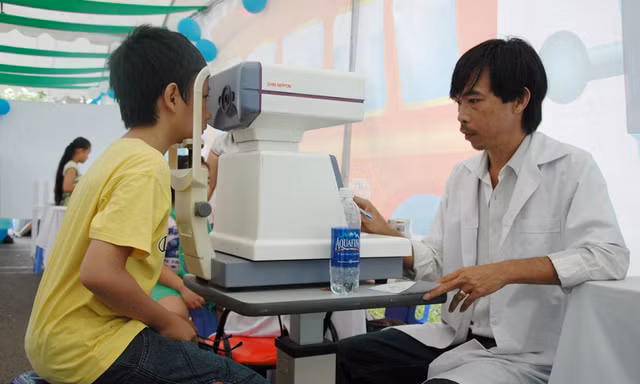 Khám, tư vấn mắt miễn phí cho trẻ em