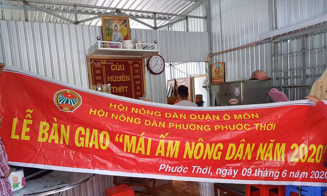 Căn nhà của chị Sương được mạnh thường quân đóng góp nhưng Chủ tịch Hội Nông dân quận Ô Môn ký quyết định trao “mái ấm nông dân”