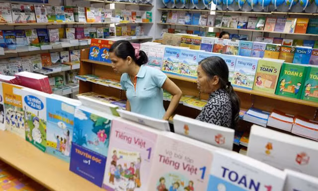 Phụ huynh băn khoăn về SGK mới Ảnh: hồng vĩnh