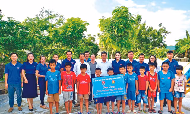 Chị Nguyễn Hồng Anh - Bí thư Huyện Đoàn Quảng Xương (Thanh Hóa) tại công trình khu vui chơi bàn giao cho các địa phương
