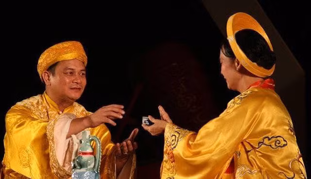 NSND Anh Tú vai Trần Cảnh và Lê Khanh vai Lý Chiêu Hoàng trong vở Rừng Trúc
