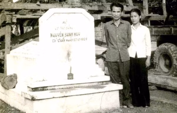 Vợ chồng nhà văn Sơn Tùng bên mộ cũ của cụ Nguyễn Sinh Sắc (tức Nguyễn Sinh Huy).. Ảnh: ĐINH KHẮC GIAO (do gia đình nhà văn Sơn Tùng cung cấp)