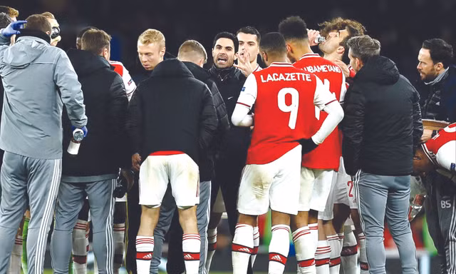 HLV Mikel Arteta (giữa) của Arsenal dương tính với Covid-19 ảnh: Action plus/Rex 