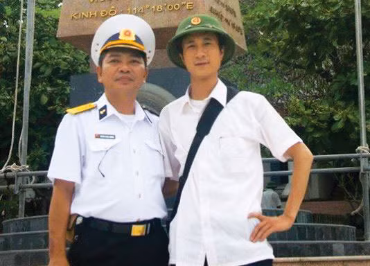 Phóng viên Nguyễn Minh và đại tá Hoàng Ngọc Dương, Trưởng phòng Dân vận, Cục Chính trị Quân chủng Hải quân (nay đã nghỉ hưu) trong một chuyến công tác tại quần đảo Trường Sa, tháng 7/2010 