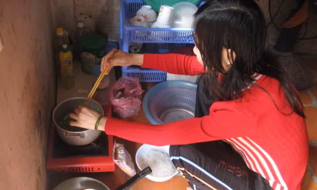 Bữa ăn của công nhân mùa dịch bệnh chỉ là quả trứng, mỳ tôm cho qua bữa Ảnh: Nam Khánh 