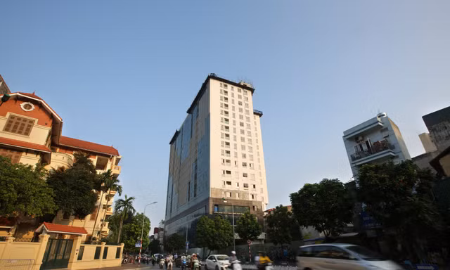 Tòa nhà 8B Lê Trực tồn tại như một "biểu tượng" của vi phạm trật tự xây dựng Ảnh: Mạnh Thắng