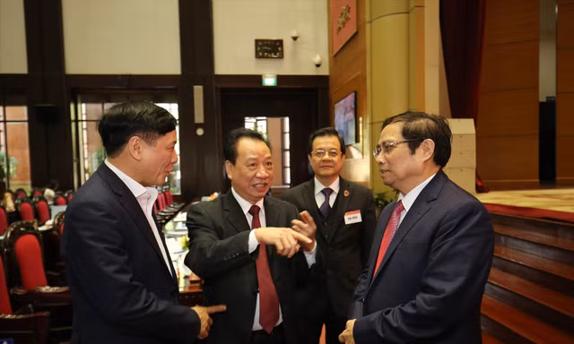 Trưởng Ban Tổ chức T.Ư Phạm Minh Chính (bìa phải) trao đổi với các đại biểu bên lề hội nghị Ảnh: Như Ý 