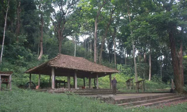 Ngôi đình của người dân tộc Cao Lan trong khu rừng lim 