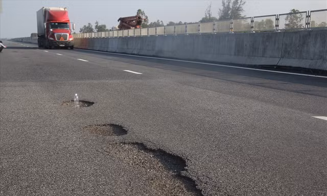 Những khoản chi lạ lùng, quá nhiều nhà thầu phụ