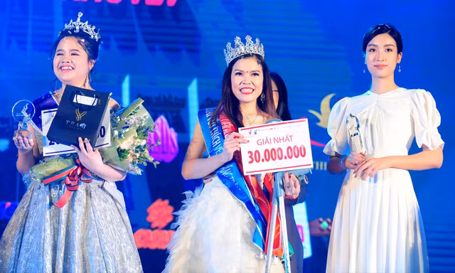 Hoa hậu Đỗ Mỹ Linh - Đại sứ cuộc thi “Vẻ đẹp Vầng trăng khuyết” trao giải Hoa khôi cho thí sinh Bế Thị Băng. Ảnh: Xuân Tùng