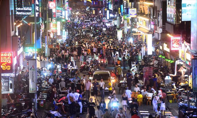 Phố đi bộ Bùi Viện (quận 1) trở thành “phố ăn nhậu”