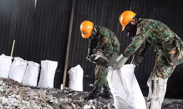 Sau khi URENCO 10 thu dọn xong mặt bằng, việc tiêu tẩy các khu vực sẽ được tiến hành ẢNH: NGUYỄN MINH