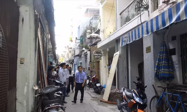 Con hẻm chật hẹp sẽ được mở rộng lên 6m nhờ người dân hiến đất Ảnh: Ngô Bình 
