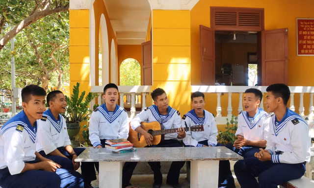 Niềm vui trong giờ nghỉ của chiến sĩ trẻ trên đảo An Bang. Ảnh: H.S