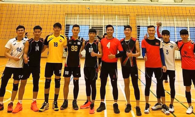 Anh Quân (thứ 2 bìa trái) cùng cộng đồng người Việt Nam tại Nhật Bản tổ chức giải bóng chuyền, chào mừng năm dương lịch 2021 