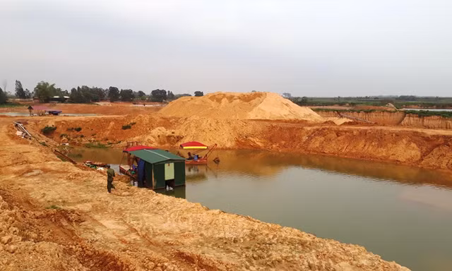 Hiện trường khu vực khai thác khoảng sản của Cty Trường Đại Phát ở xã Hòa Tiến 