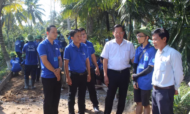 Ông Phan Văn Mãi, Bí thư Tỉnh ủy Bến Tre thăm sinh viên tình nguyện ẢNH: TĐBT