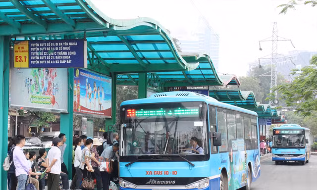 Theo Chủ tịch Hiệp hội Vận tải Hà Nội, trong khi tiền trợ giá xếp kho, doanh nghiệp phải vay ngân hàng để buýt hoạt động Ảnh: Anh Trọng